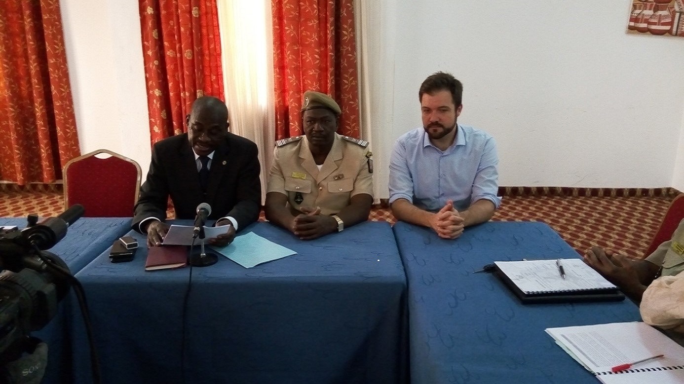 Presidency at the workshop opening: Executive Secretariat of CNEDD, Mr. Kamayé Maazou on the left, the General Manager of Forest and Water, Major Colonel Abdou Malam Issa in the middle and the representative of UN CC:Learn Secretariat, Mr. Vincens Côté.