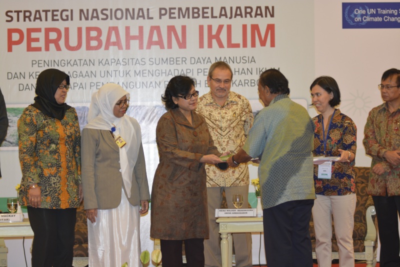 Dr Rachmat Witoelar formally hands over copies of Indonesia’s National Climate Change Learning Strategy to sector ministries, witnessed by Ambassador Walker-Nederkoorn of Switzerland