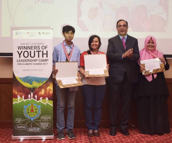 YLCCC 2017 top thee students, awarded by Dr Shahbaz Khan, Director and Representative, UNESCO Regional Science Bureau for Asia and the Pacific, win sponsorship for Tribal Climate Camp, in the USA. /©UN CC:Learn