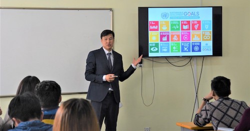 Dr. Ganzorig Gonchigsumlaa teaching Sustainable Development Goals in the Development Economics course among undergraduate students. / © Sainjargal Zorigtbaatar 2018
