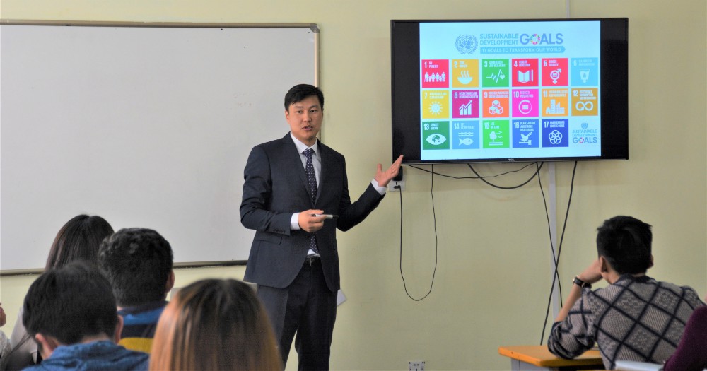 Dr. Ganzorig Gonchigsumlaa teaching Sustainable Development Goals in the Development Economics course among undergraduate students. / © Sainjargal Zorigtbaatar 2018