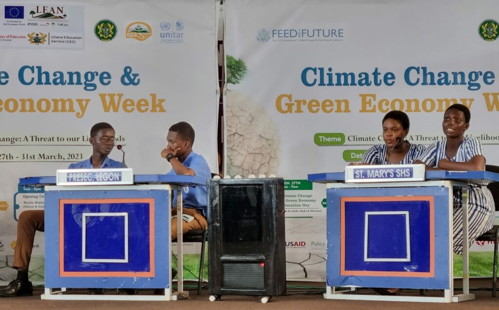 Alumnos de secundaria durante el concurso sobre el cambio climático.