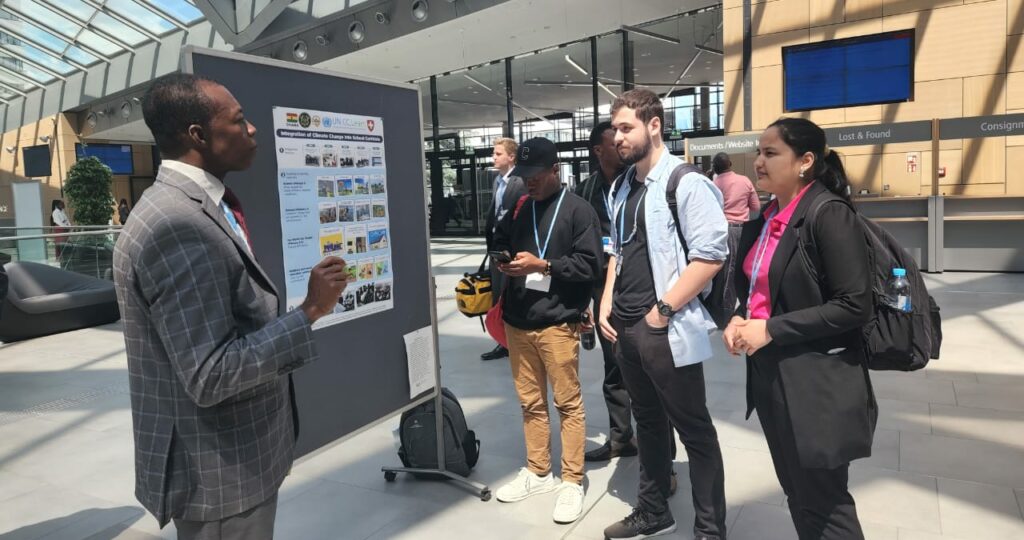 Mr. Emmanuel Tachie-Obeng, from Ghana, explaining the UN CC:Learn and Ghana poster to SB 58 attendees.