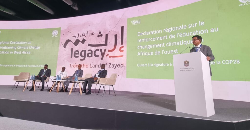 Seated - Ministries of Environment of Burkina Faso, Cote d'Ivoire, Senegal and Togo (M. Roger Baro, M. Jacques Assahore Konan, M. Alioune Ndoye, M. Katari Foli Bazi). Standing - UNITAR's Executive Director, Mr. Nikhil Seth.