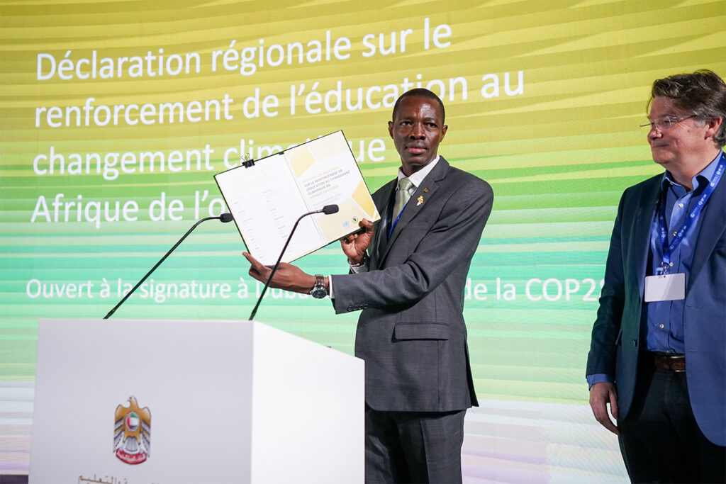 M. Roger Baro, Minister of Environment of Burkina Faso, holding the Declaration alongside Mr. Angus Mackay, Director, Division for Planet, UNITAR. Photo Credit: Minister of Environment, United Arab Emirates.
