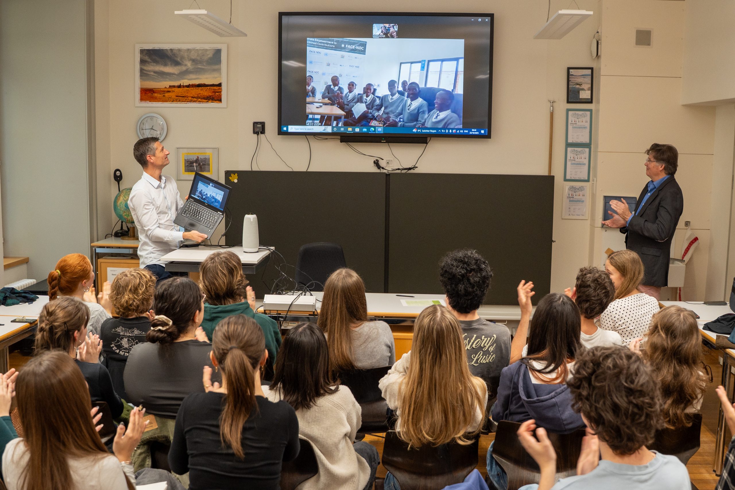 YCD entre des élèves du KSBG, en Suisse, et de la State Lodge B Secondary School, en Zambie. Crédit photo : Lorenzo Franchi / UNITAR